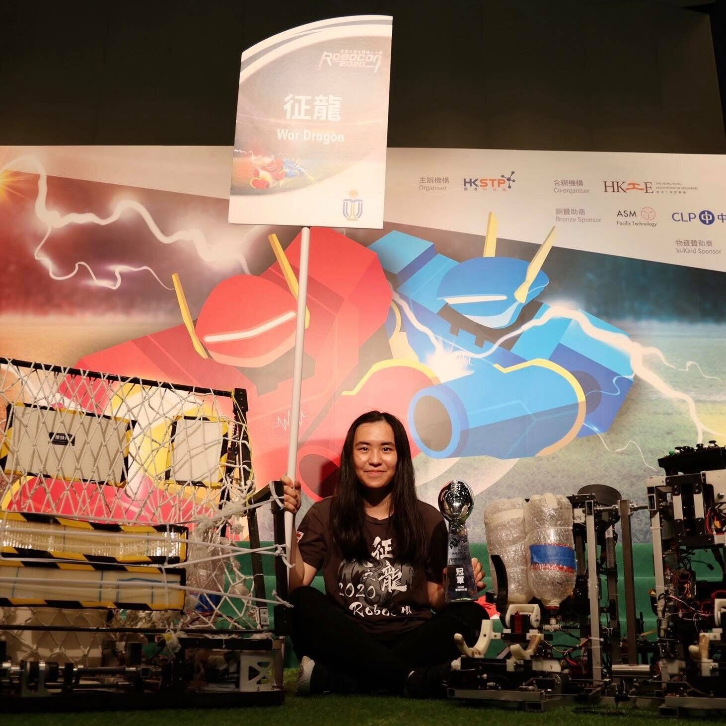 With War Dragon robots and the championship trophy